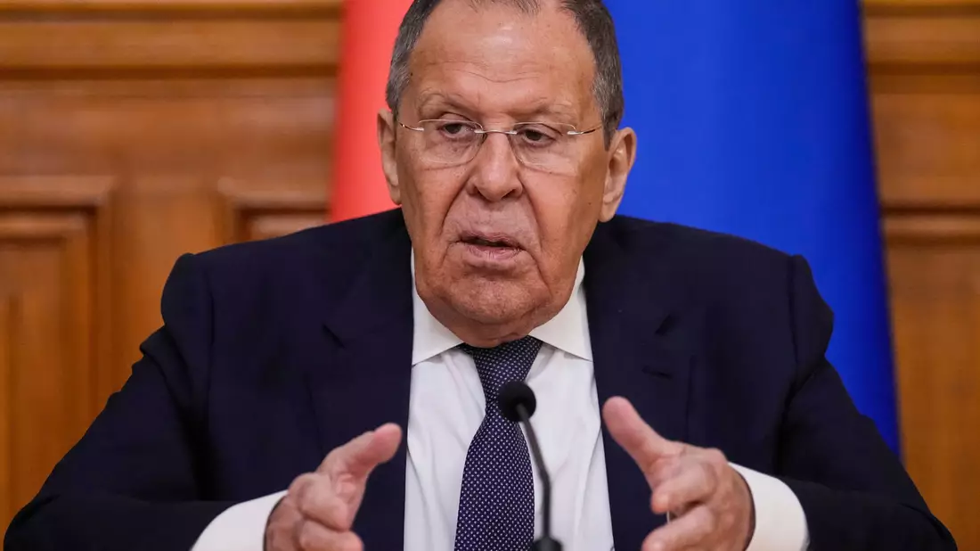 Lawrow sieht die Bedingungen für ein Spitzentreffen von Putin mit Selenskyj für nicht erfüllt an.  - Bild: Alexander Zemlianichenko/AP Pool/dpa