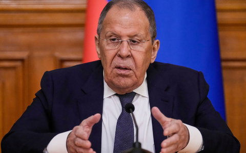 Lawrow sieht die Bedingungen für ein Spitzentreffen von Putin mit Selenskyj für nicht erfüllt an. - Foto: Alexander Zemlianichenko/AP Pool/dpa Lawrow sieht die Bedingungen für ein Spitzentreffen von Putin mit Selenskyj für nicht erfüllt an. - Foto: Alexander Zemlianichenko/AP Pool/dpa