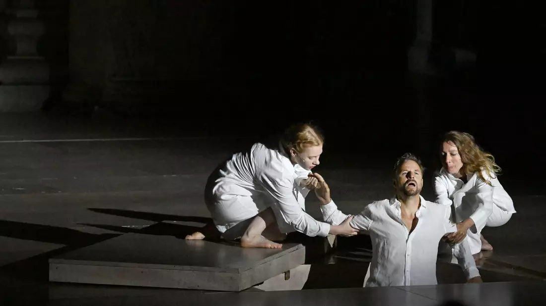 Lars Eidinger (Jedermann) und Edith Clever (Tod) bei einer Fotoprobe zum Schauspiel «Jedermann» im Jahr 2022. - Bild: Barbara Gindl/APA/dpa