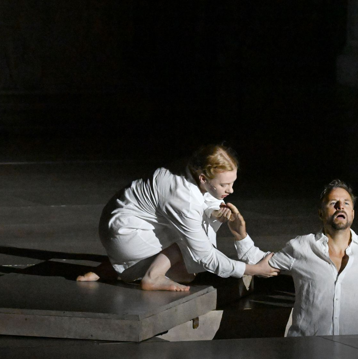 Lars Eidinger (Jedermann) und Edith Clever (Tod) bei einer Fotoprobe zum Schauspiel «Jedermann» im Jahr 2022. - Foto: Barbara Gindl/APA/dpa