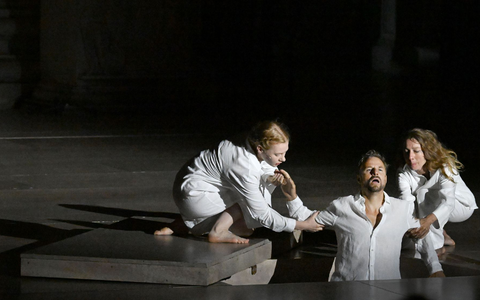 Lars Eidinger (Jedermann) und Edith Clever (Tod) bei einer Fotoprobe zum Schauspiel «Jedermann» im Jahr 2022. - Foto: Barbara Gindl/APA/dpa