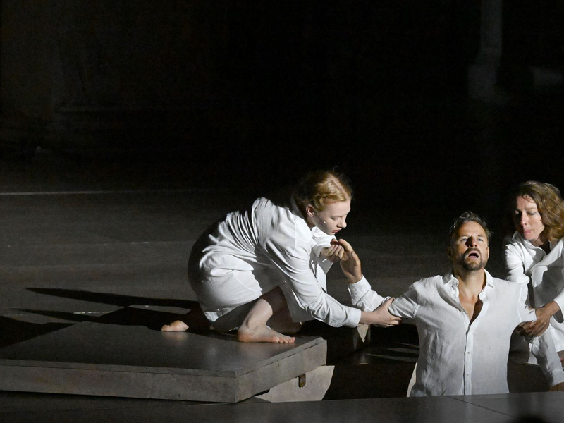 Lars Eidinger (Jedermann) und Edith Clever (Tod) bei einer Fotoprobe zum Schauspiel «Jedermann» im Jahr 2022. - Foto: Barbara Gindl/APA/dpa