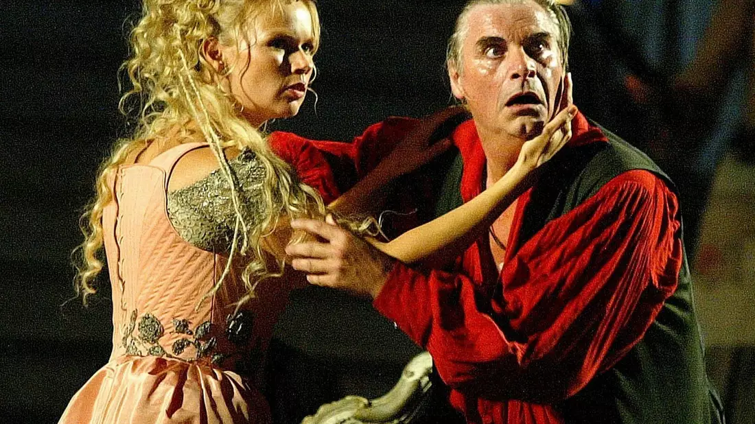 Peter Simonischek und Veronica Ferres bei einer «Jedermann»-Probe 2003. - Bild: Hans Klaus Techt/APA/epa/dpa