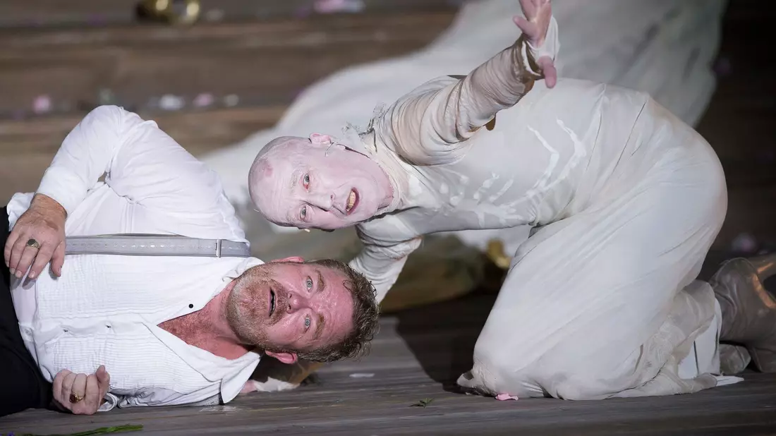 Die Schauspieler Peter Lohmeyer als Tod und Cornelius Obonya (links) als Jedermann bei einer Probe im Jahr 2016. - Bild: picture alliance / Andreas Schaad/EPA/dpa