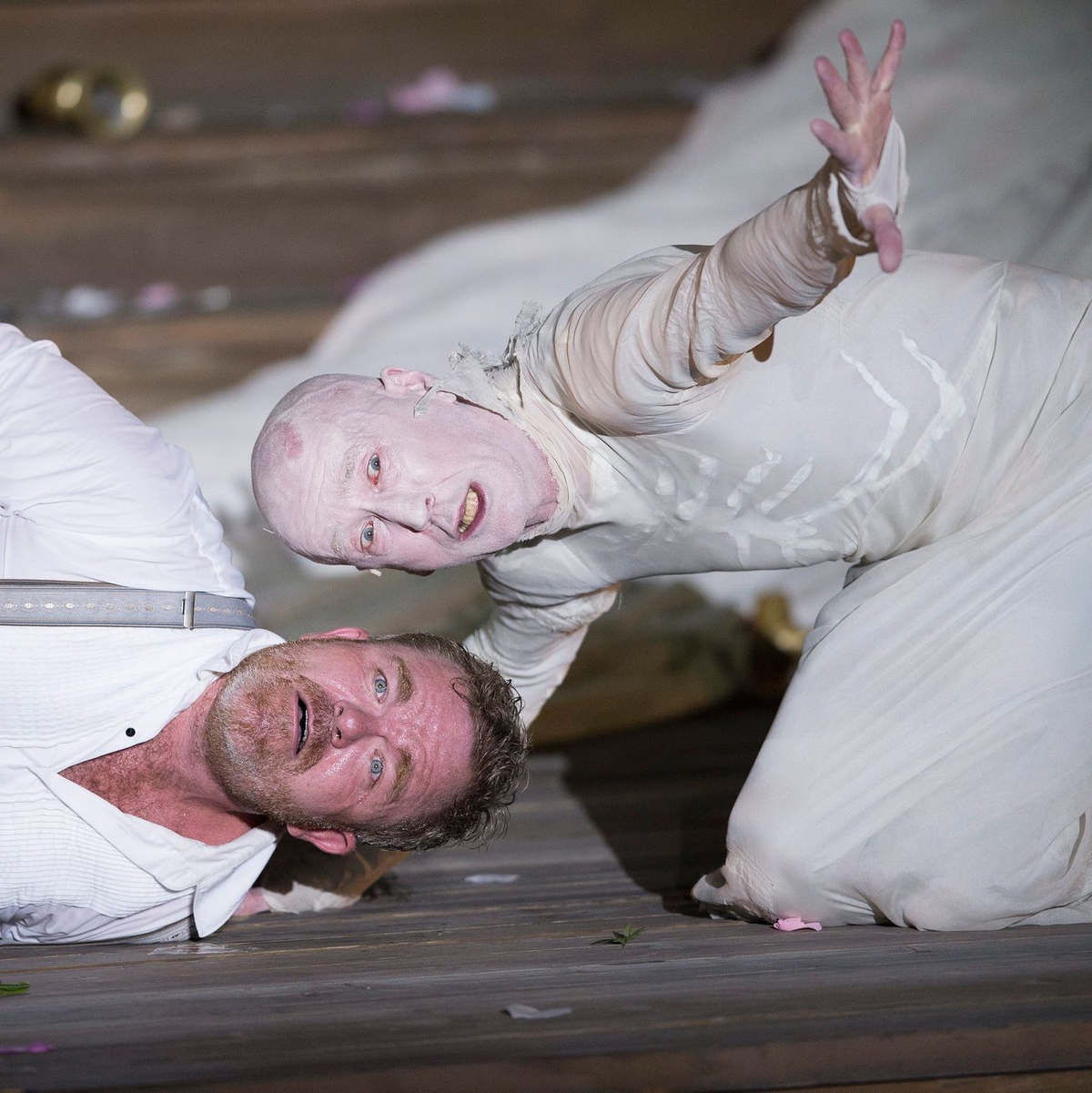 Die Schauspieler Peter Lohmeyer als Tod und Cornelius Obonya (links) als Jedermann bei einer Probe im Jahr 2016. - Foto: picture alliance / Andreas Schaad/EPA/dpa