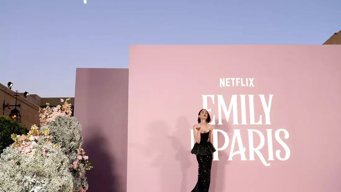 Die britische Schauspielerin Lily Collins spielt in «Emily in Paris» die Titelrolle. (Archivbild) - Bild: Jordan Strauss/Invision/AP