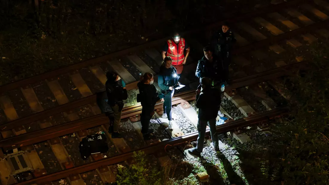 Auch der Staatsschutz soll den Angaben zufolge vor Ort gewesen sein. - Bild: Thomas Banneyer/dpa