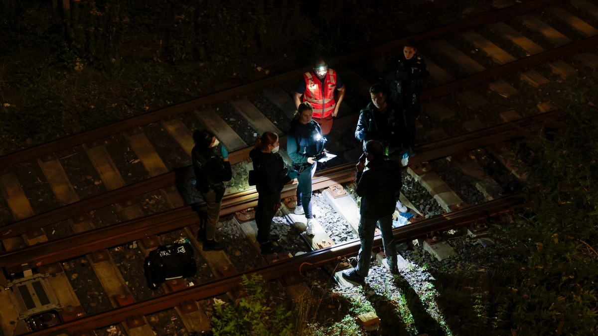 Auch der Staatsschutz soll den Angaben zufolge vor Ort gewesen sein. - Foto: Thomas Banneyer/dpa