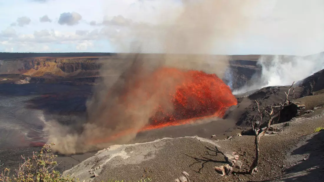 Der Kilauea-Vulkan auf Hawaii spuckt Lavafontänen. - Bild: M. Zoeller/U.S. Geological Survey/AP/dpa