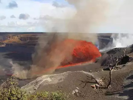 Der Kilauea-Vulkan auf Hawaii spuckt Lavafontänen. - Foto: M. Zoeller/U.S. Geological Survey/AP/dpa