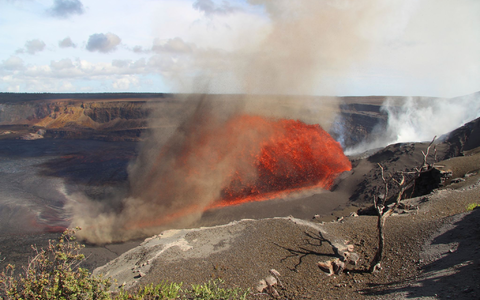 Der Kilauea-Vulkan auf Hawaii spuckt Lavafontänen. - Foto: M. Zoeller/U.S. Geological Survey/AP/dpa