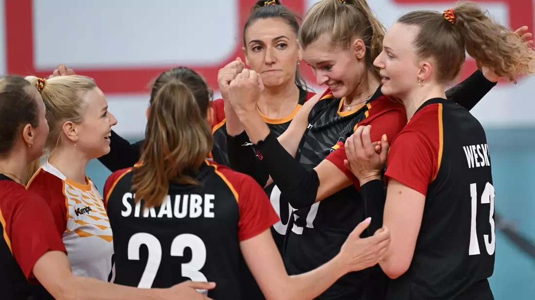 Das deutsche Team schafft einen Sieg zum Auftakt. (Archivbild) - Bild: Arne Dedert/dpa