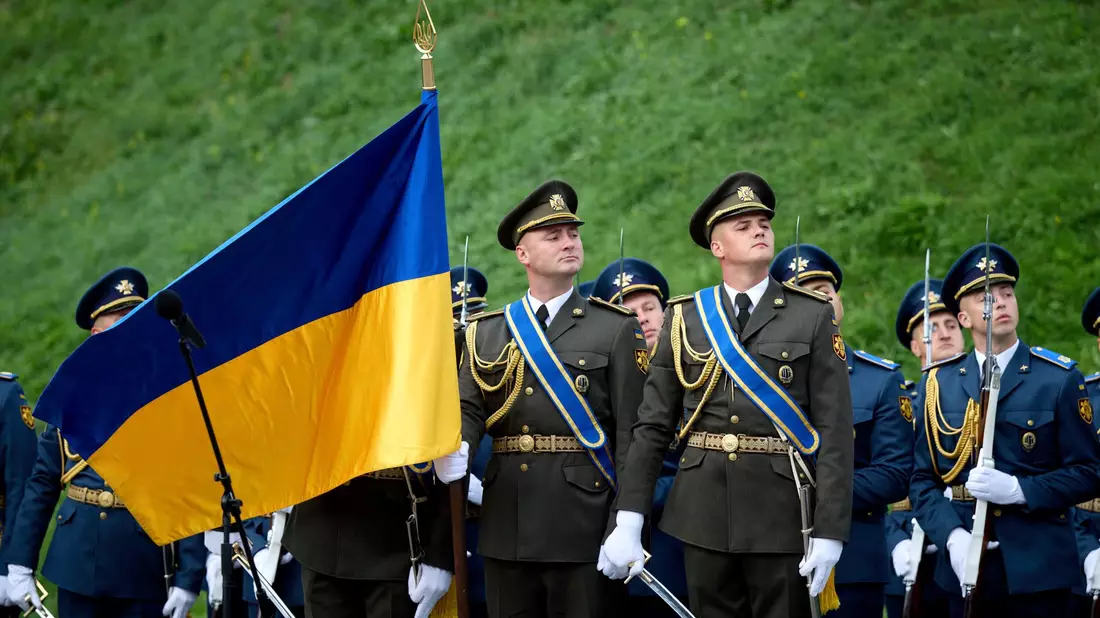 Die Ukraine geht am Samstag den Tag ihrer Nationalflagge. Am Sonntag ist Unabhängigkeitstag. - Bild: Uncredited/Ukrainian Presidential Press Office via AP/dpa