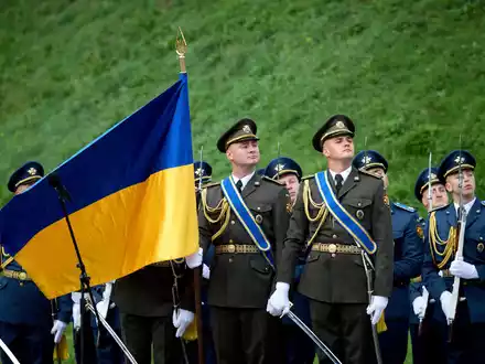 Die Ukraine geht am Samstag den Tag ihrer Nationalflagge. Am Sonntag ist Unabhängigkeitstag. - Foto: Uncredited/Ukrainian Presidential Press Office via AP/dpa