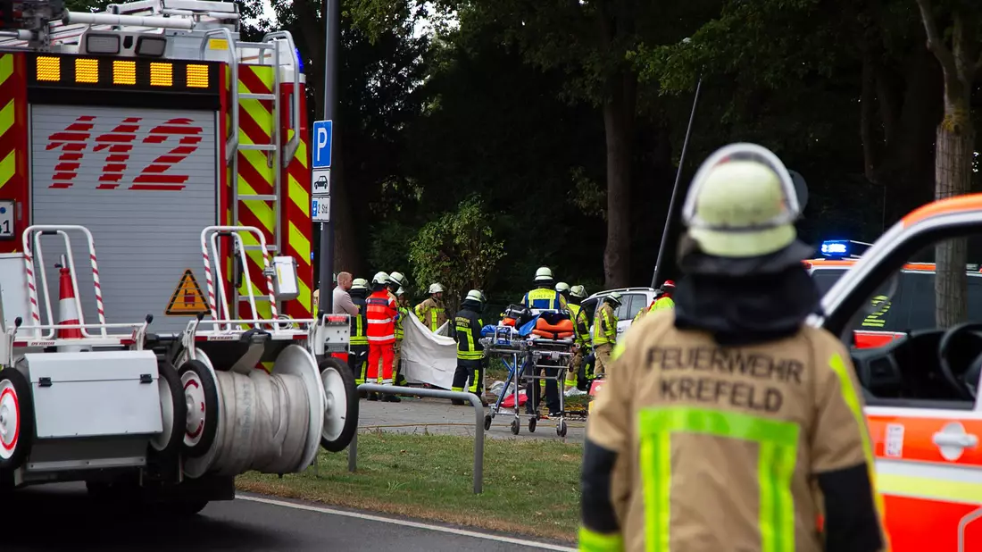 Die Feuerwehr ist mit einem Großaufgebot an Rettungskräften im Einsatz. - Bild: Leonhard Giesberts/Blaulicht-News-Krefeld/dpa