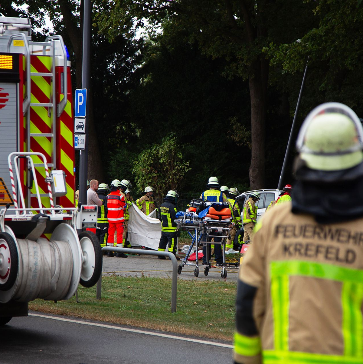 Die Feuerwehr ist mit einem Großaufgebot an Rettungskräften im Einsatz. - Foto: Leonhard Giesberts/Blaulicht-News-Krefeld/dpa