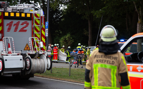 Die Feuerwehr ist mit einem Großaufgebot an Rettungskräften im Einsatz. - Foto: Leonhard Giesberts/Blaulicht-News-Krefeld/dpa Die Feuerwehr ist mit einem Großaufgebot an Rettungskräften im Einsatz. - Foto: Leonhard Giesberts/Blaulicht-News-Krefeld/dpa