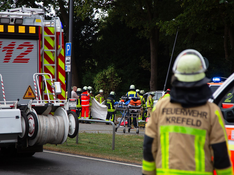 Die Feuerwehr ist mit einem Großaufgebot an Rettungskräften im Einsatz. - Foto: Leonhard Giesberts/Blaulicht-News-Krefeld/dpa