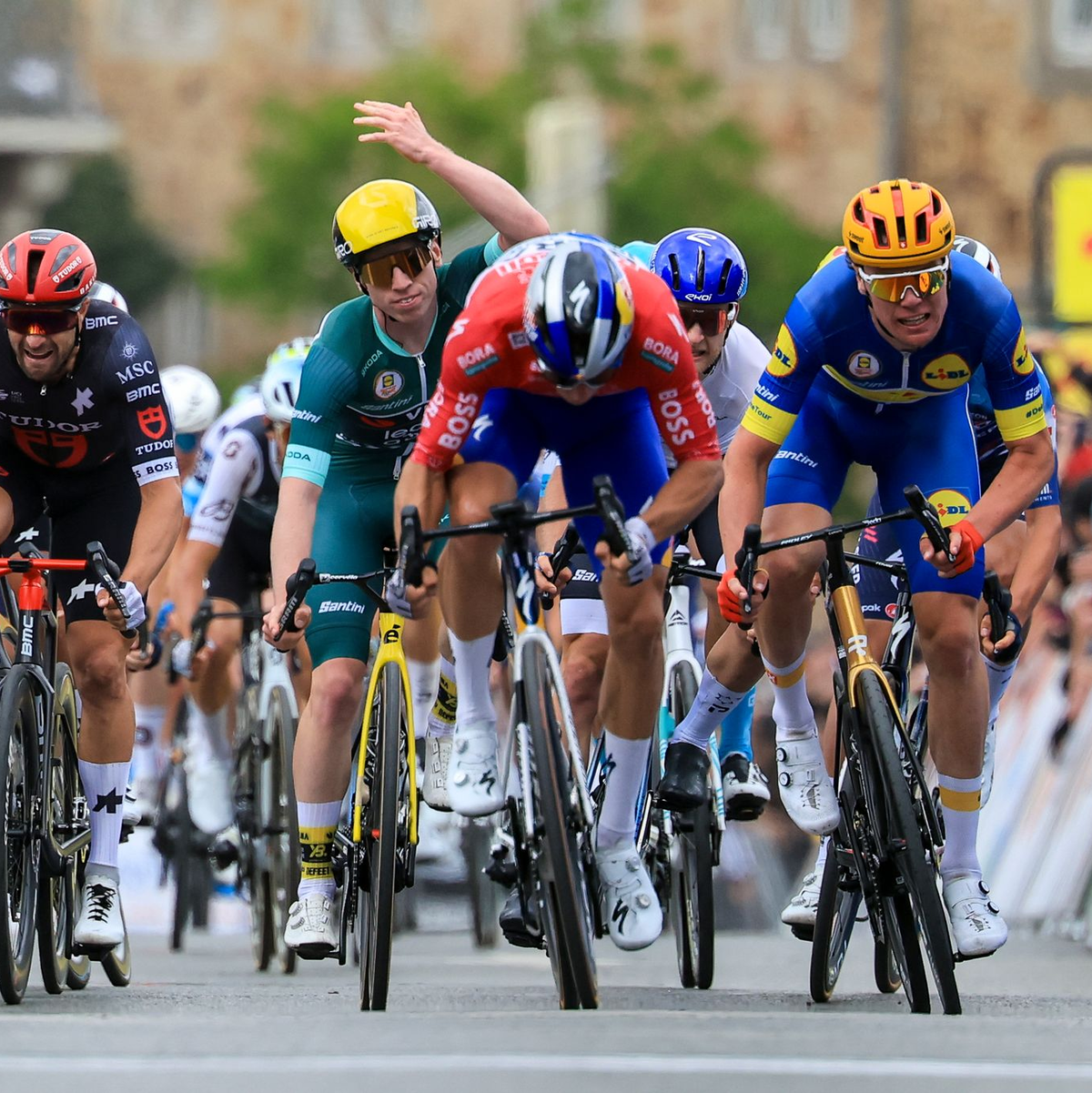 Danny van Poppel gewinnt den Sprint, wird von der Jury aber zurückgestuft. Es gewinnt Soren Waerenskjold (r). - Foto: Jan Woitas/dpa