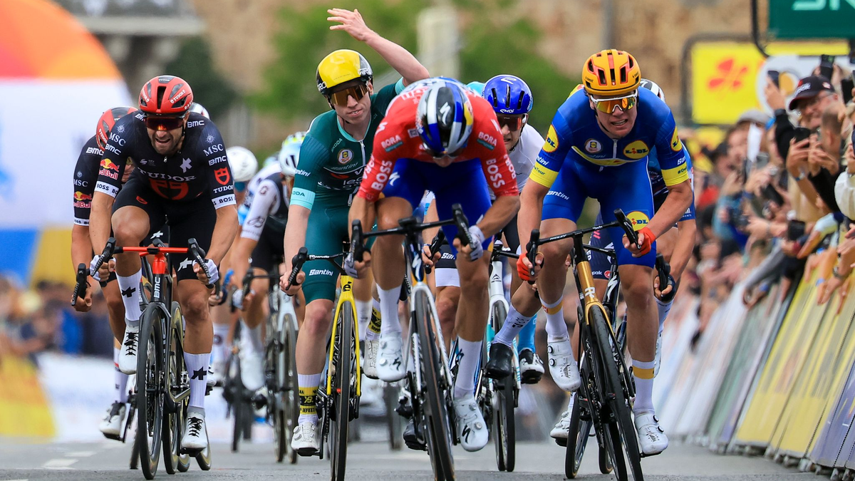 Danny van Poppel gewinnt den Sprint, wird von der Jury aber zurückgestuft. Es gewinnt Soren Waerenskjold (r). - Foto: Jan Woitas/dpa