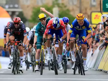 Danny van Poppel gewinnt den Sprint, wird von der Jury aber zurückgestuft. Es gewinnt Soren Waerenskjold (r). - Foto: Jan Woitas/dpa