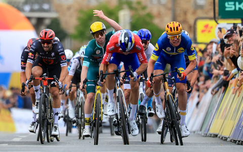 Danny van Poppel gewinnt den Sprint, wird von der Jury aber zurückgestuft. Es gewinnt Soren Waerenskjold (r). - Foto: Jan Woitas/dpa