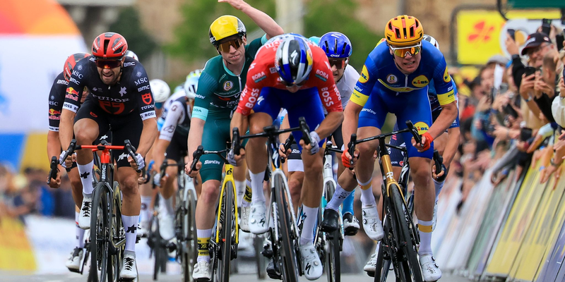 Danny van Poppel gewinnt den Sprint, wird von der Jury aber zurückgestuft. Es gewinnt Soren Waerenskjold (r). - Foto: Jan Woitas/dpa