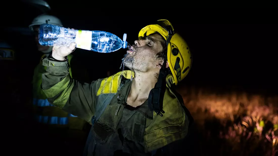 In vielen Regionen Spaniens kämpfen die Feuerwehrleute schon lange gegen die Flammen.  - Bild: Lorena Sopêna/Europapress/dpa