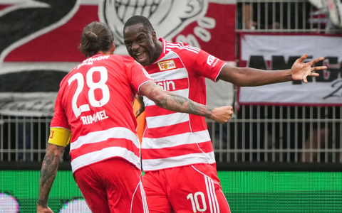 Ein Konfettiregen ging kurz nach dem Anpfiff im Stadion an der Alten Försterei nieder.  - Foto: Soeren Stache/dpa