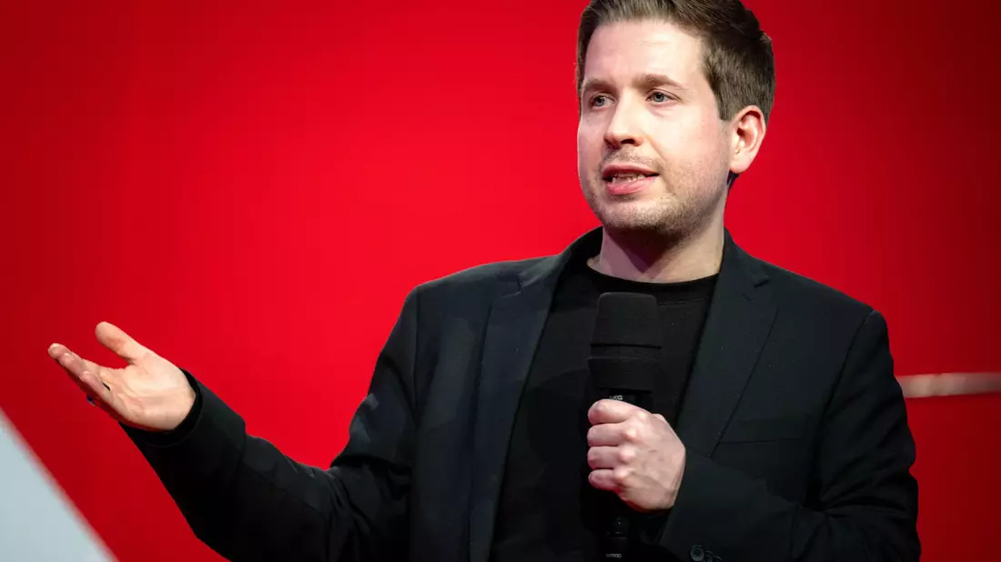Kevin Kühnert trägt jetzt Wanderhose und tauschte Politik gegen Berge. (Archivbild) - Bild: Sina Schuldt/dpa