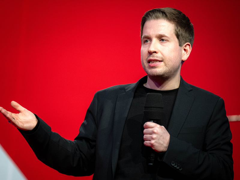 Kevin Kühnert trägt jetzt Wanderhose und tauschte Politik gegen Berge. (Archivbild) - Foto: Sina Schuldt/dpa