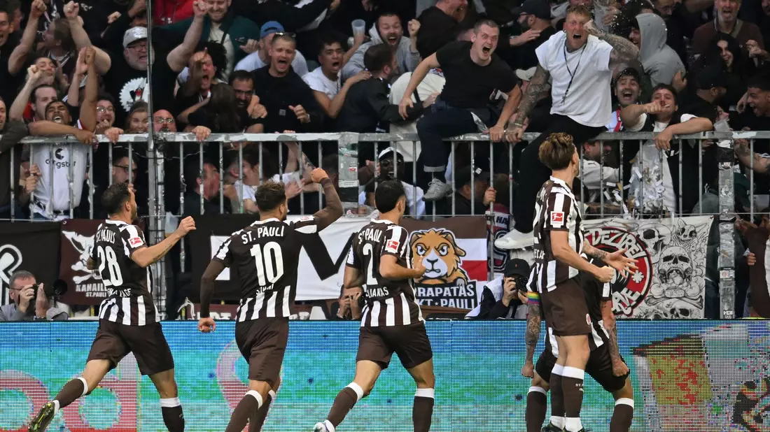 Der BVB bejubelt das 2:1 bei St. Pauli von Waldemar Anton.  - Bild: Sina Schuldt/dpa
