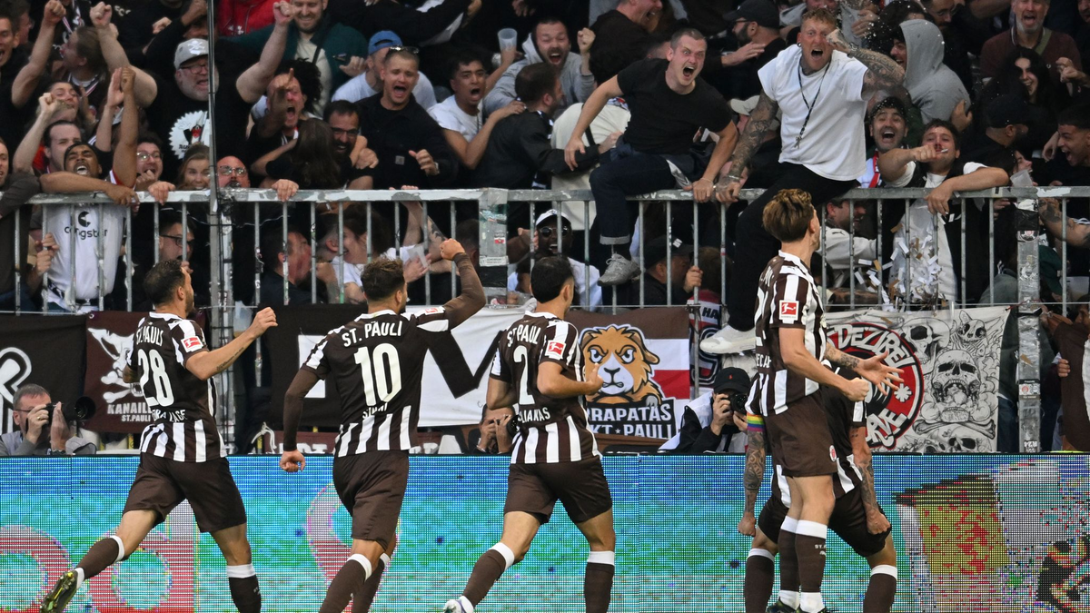 Der BVB bejubelt das 2:1 bei St. Pauli von Waldemar Anton.  - Foto: Sina Schuldt/dpa