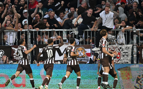 Der BVB bejubelt das 2:1 bei St. Pauli von Waldemar Anton.  - Foto: Sina Schuldt/dpa