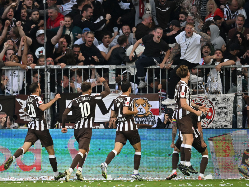 Der BVB bejubelt das 2:1 bei St. Pauli von Waldemar Anton.  - Foto: Sina Schuldt/dpa