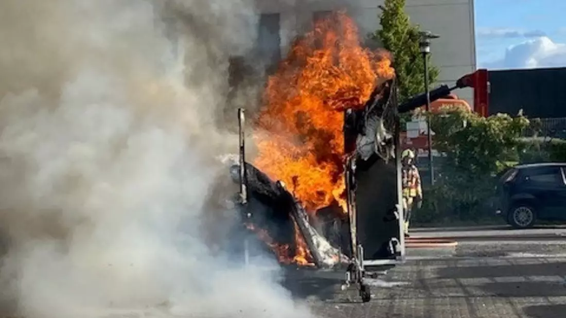 FW Paderborn: Vollbrand eines Imbissanhängers im Paderborner Süden Elegante Hochzeitsgesellschaft reagiert cool - Bild: presseportal.de
