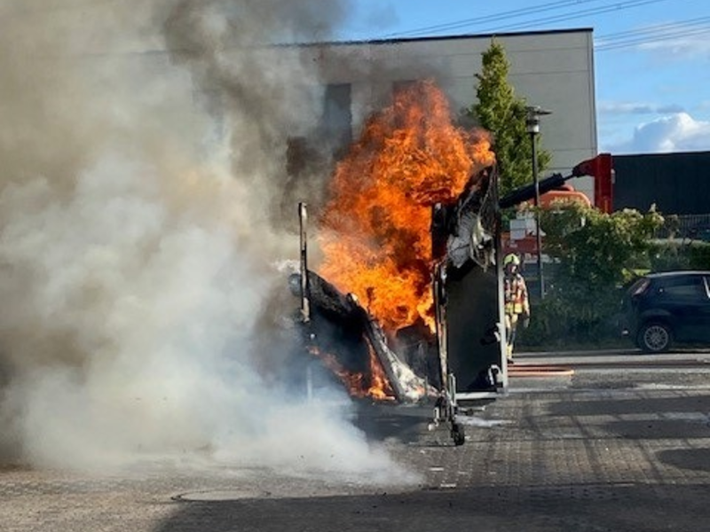 FW Paderborn: Vollbrand eines Imbissanhängers im Paderborner Süden Elegante Hochzeitsgesellschaft reagiert cool - Foto: presseportal.de