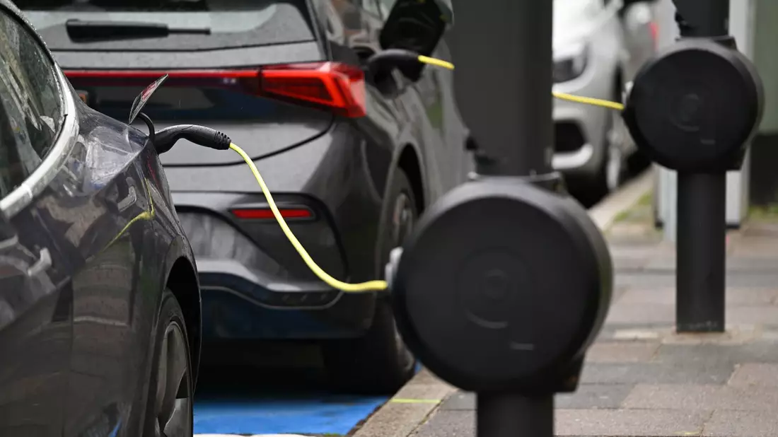 Menschen ohne E-Auto schätzen deren Nachteile als gravierender ein. (Symbolbild) - Bild: Arne Dedert/dpa