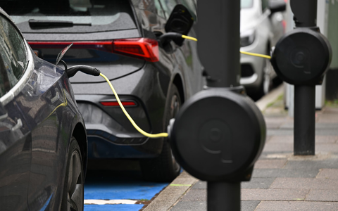 Menschen ohne E-Auto schätzen deren Nachteile als gravierender ein. (Symbolbild) - Foto: Arne Dedert/dpa Menschen ohne E-Auto schätzen deren Nachteile als gravierender ein. (Symbolbild) - Foto: Arne Dedert/dpa