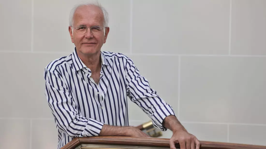 Harald Schmidt hat einen Tipp für alle, die auswandern wollen: Erst mal die Lage vor Ort checken. (Archivbild) - Bild: Oliver Berg/dpa