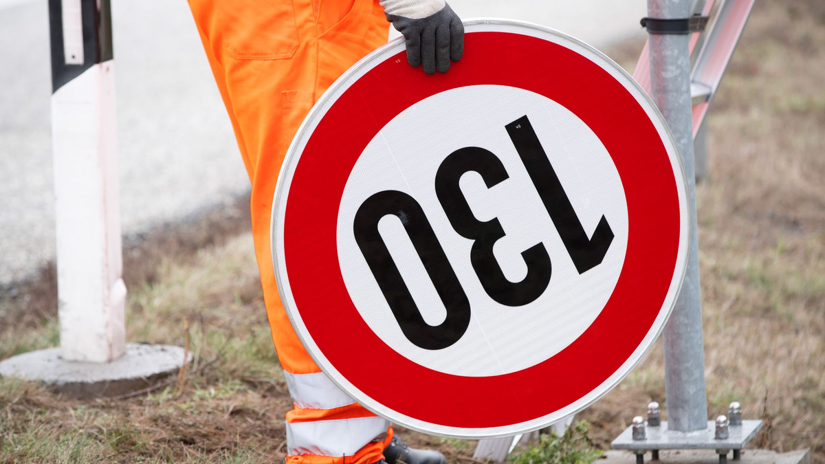 Mit 260 km/h und dem Handy in der Hand ist ein italienischer Manager über eine deutsche Autobahn gerast. (Foto: Archiv) - Foto: Jens Büttner/dpa-Zentralbild/dpa