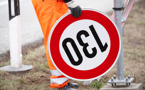 Mit 260 km/h und dem Handy in der Hand ist ein italienischer Manager über eine deutsche Autobahn gerast. (Foto: Archiv) - Foto: Jens Büttner/dpa-Zentralbild/dpa Mit 260 km/h und dem Handy in der Hand ist ein italienischer Manager über eine deutsche Autobahn gerast. (Foto: Archiv) - Foto: Jens Büttner/dpa-Zentralbild/dpa