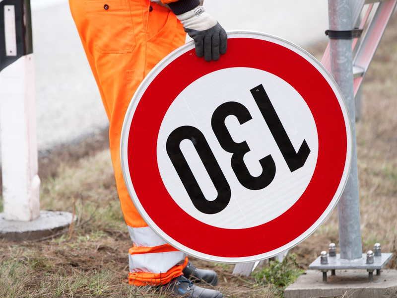 Mit 260 km/h und dem Handy in der Hand ist ein italienischer Manager über eine deutsche Autobahn gerast. (Foto: Archiv) - Foto: Jens Büttner/dpa-Zentralbild/dpa