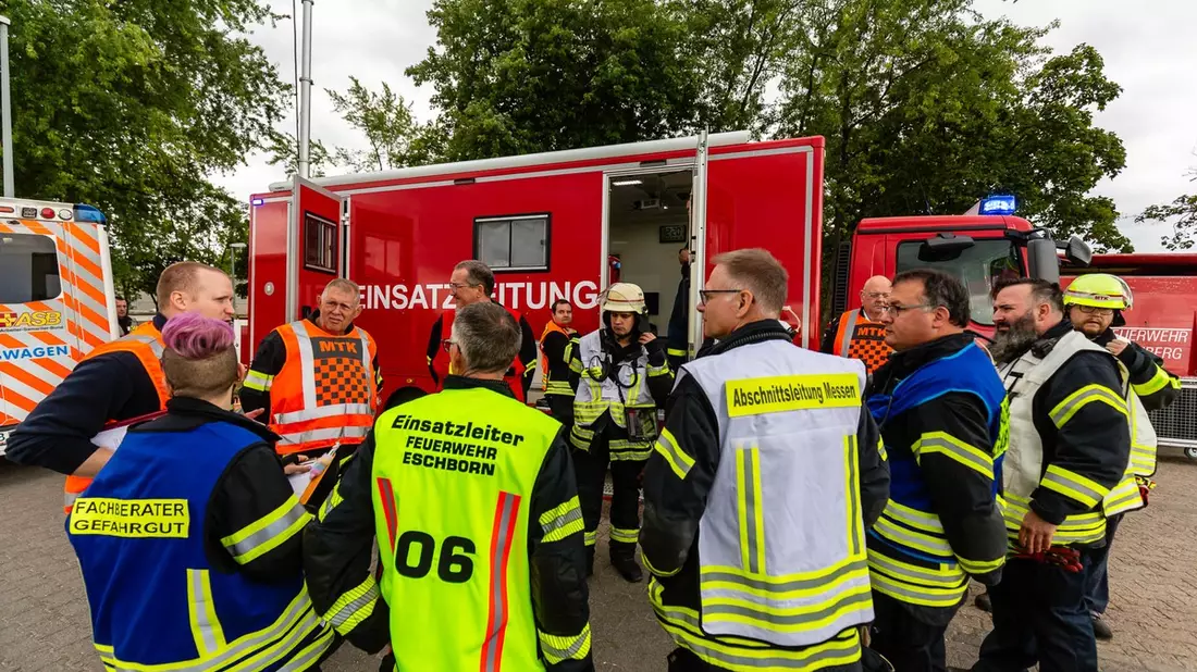 Feuerwehr MTK: Red Tanker '25: 120 Einsatzkräfte proben Gefahrstofflage an der Heinrich-von-Kleist-Schule Eschborn - Bild: presseportal.de
