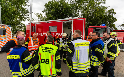 Feuerwehr MTK: Red Tanker '25: 120 Einsatzkräfte proben Gefahrstofflage an der Heinrich-von-Kleist-Schule Eschborn - Foto: presseportal.de Feuerwehr MTK: Red Tanker '25: 120 Einsatzkräfte proben Gefahrstofflage an der Heinrich-von-Kleist-Schule Eschborn - Foto: presseportal.de