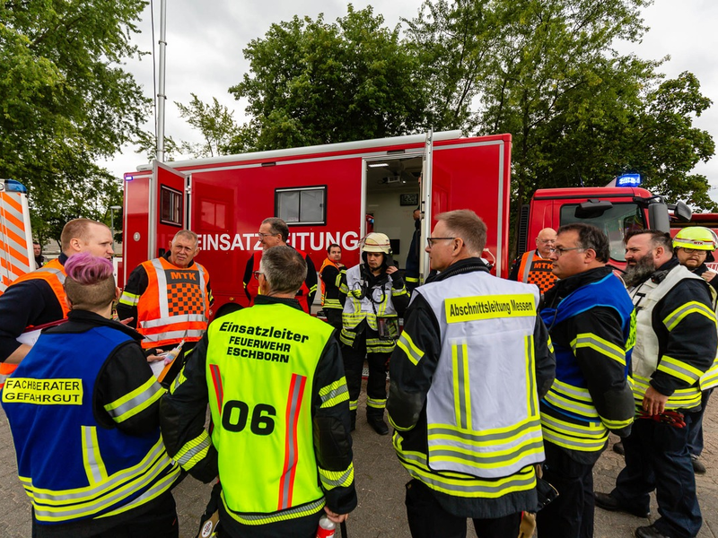 Feuerwehr MTK: Red Tanker '25: 120 Einsatzkräfte proben Gefahrstofflage an der Heinrich-von-Kleist-Schule Eschborn - Foto: presseportal.de
