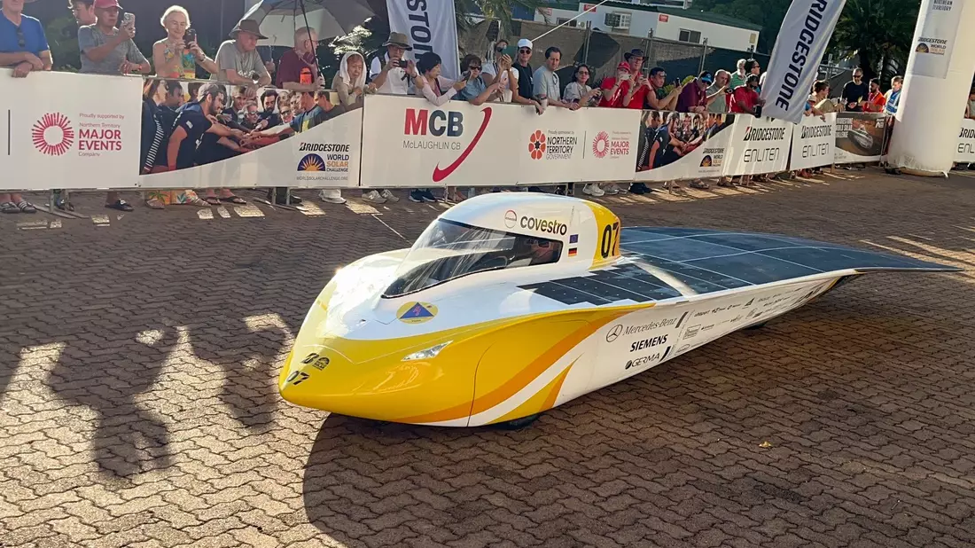 Beim World Solar Challenge geht es mit selbst entworfenen Elektrofahrzeuge 3000 Kilometer weit durch Australien. - Bild: Lloyd Jones/AAP/dpa