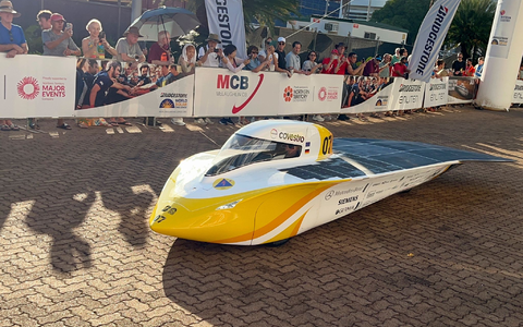 Beim World Solar Challenge geht es mit selbst entworfenen Elektrofahrzeuge 3000 Kilometer weit durch Australien. - Foto: Lloyd Jones/AAP/dpa Beim World Solar Challenge geht es mit selbst entworfenen Elektrofahrzeuge 3000 Kilometer weit durch Australien. - Foto: Lloyd Jones/AAP/dpa