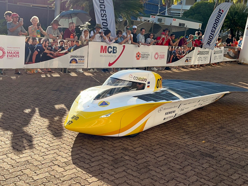 Beim World Solar Challenge geht es mit selbst entworfenen Elektrofahrzeuge 3000 Kilometer weit durch Australien. - Foto: Lloyd Jones/AAP/dpa