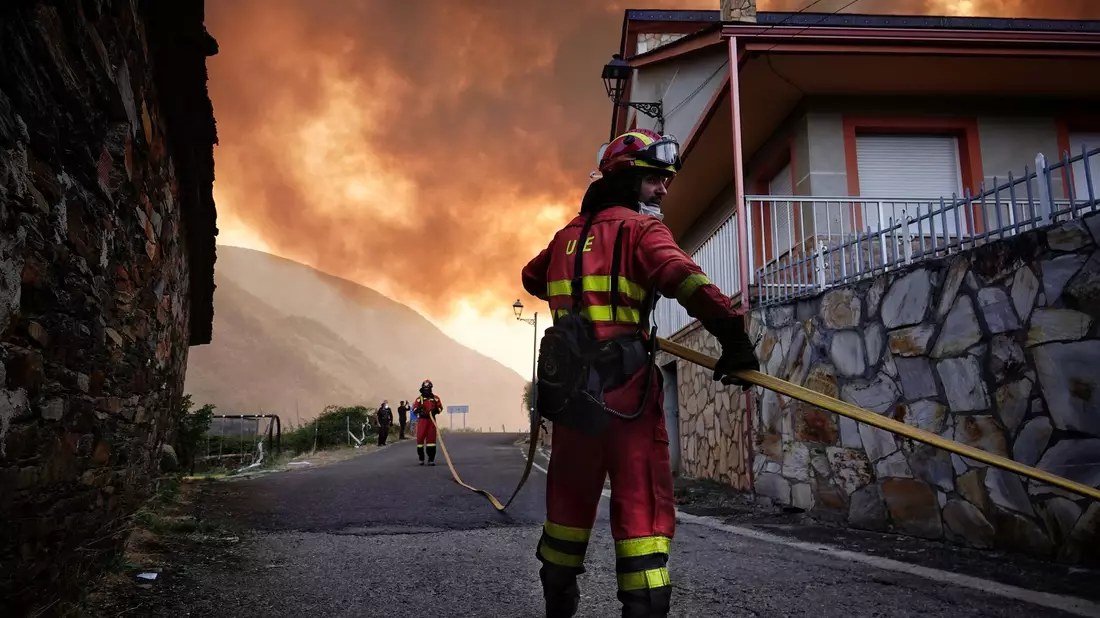 Während sich die Lage bei den Waldbränden in Spanien insgesamt leicht zu entspannen beginnt, wüten vor allem in Kastilien und León sowie in Galicien noch immer gefährliche Feuer. - Bild: Xuan Cueto/EUROPA PRESS/dpa